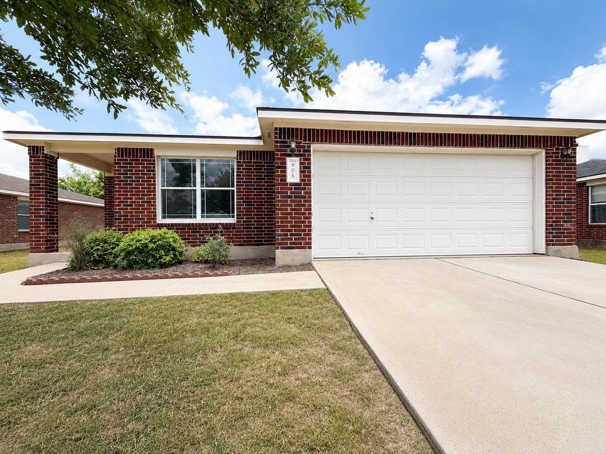 View 906 W South ST in Westview Meadows Ph 01 906 W South ST - front exterior - Luxury home in Westview Meadows Ph 01, Leander, TX