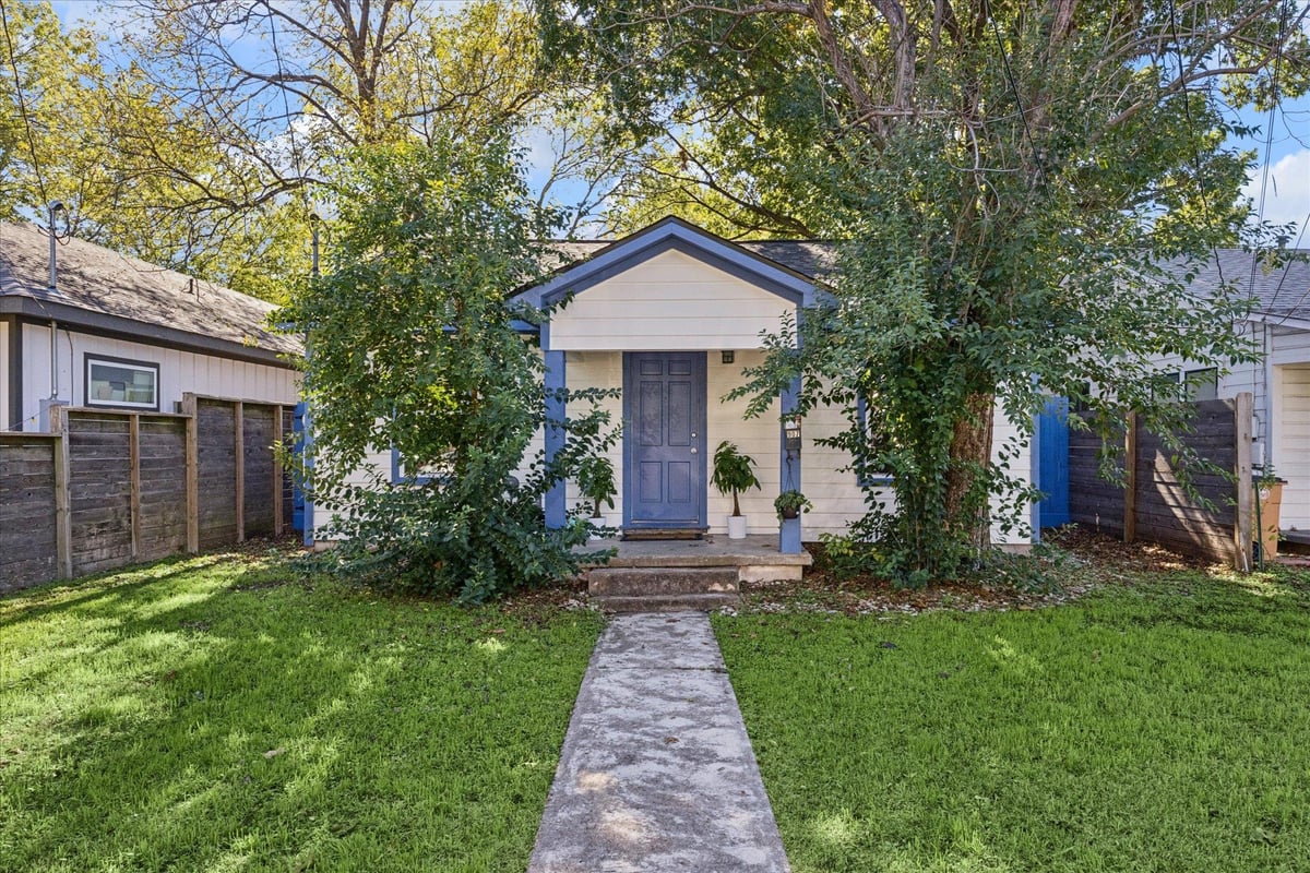 View 907 E 53rd St in Ridgetop 907 E 53rd St - front exterior - Luxury home in Ridgetop, Austin, TX