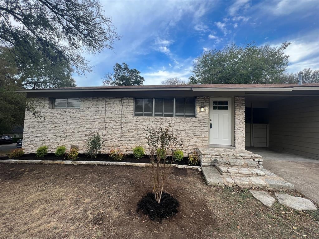 View 907 Possum Trot ST Unit #B in Marlton Place Sec 01 907 Possum Trot ST Unit #B - property photo 1 - Luxury home in Marlton Place Sec 01, Austin, TX