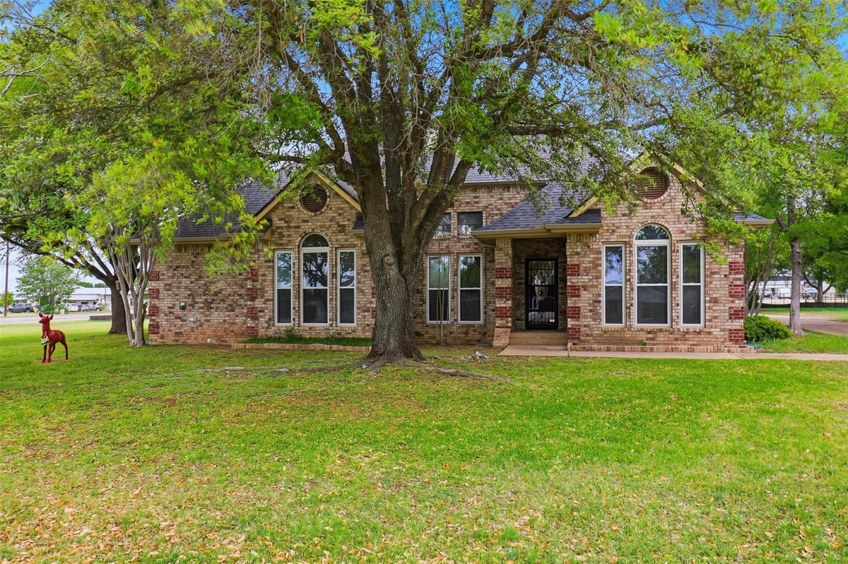 View 907 Sherman Dr in Highland Terrace 907 Sherman Dr - front exterior - Luxury home in Highland Terrace, Marble Falls, TX
