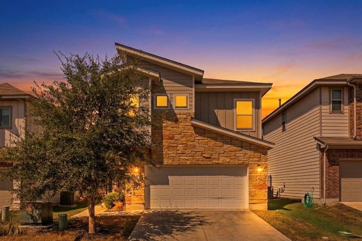 View 907 Totis Rd in Searight Village 907 Totis Rd - front exterior - Luxury home in Searight Village, Austin, TX