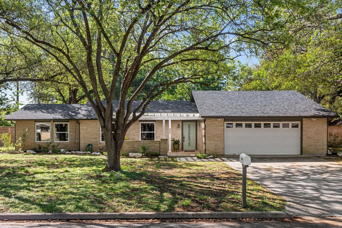 View 908 Merritt Dr in South Park Place 908 Merritt Dr - front exterior - Luxury home in South Park Place, Lockhart, TX