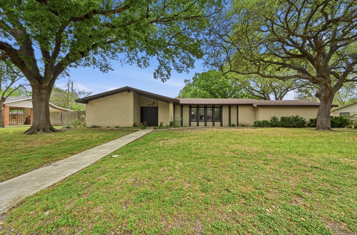 View 908 Vogel Dr in South Park Place 908 Vogel Dr - property photo 1 - Luxury home in South Park Place, Lockhart, TX