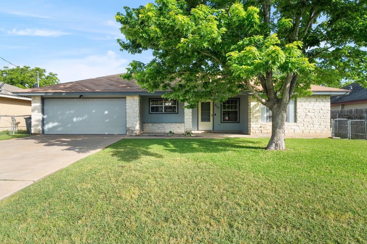 909 Garden View DR - front exterior - Luxury home in Williams Add, Georgetown, TX