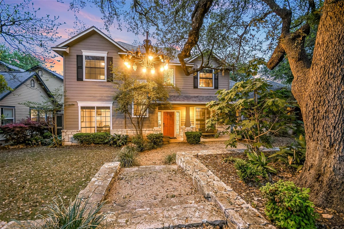 View 909 Garner Ave in Barton Heights 909 Garner Ave - front exterior - Luxury home in Barton Heights, Austin, TX