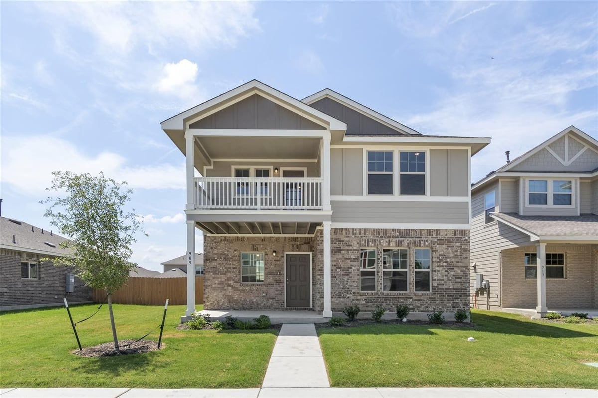 909  Paddock Ln - front exterior - Luxury home in Saddlecreek, Georgetown, TX