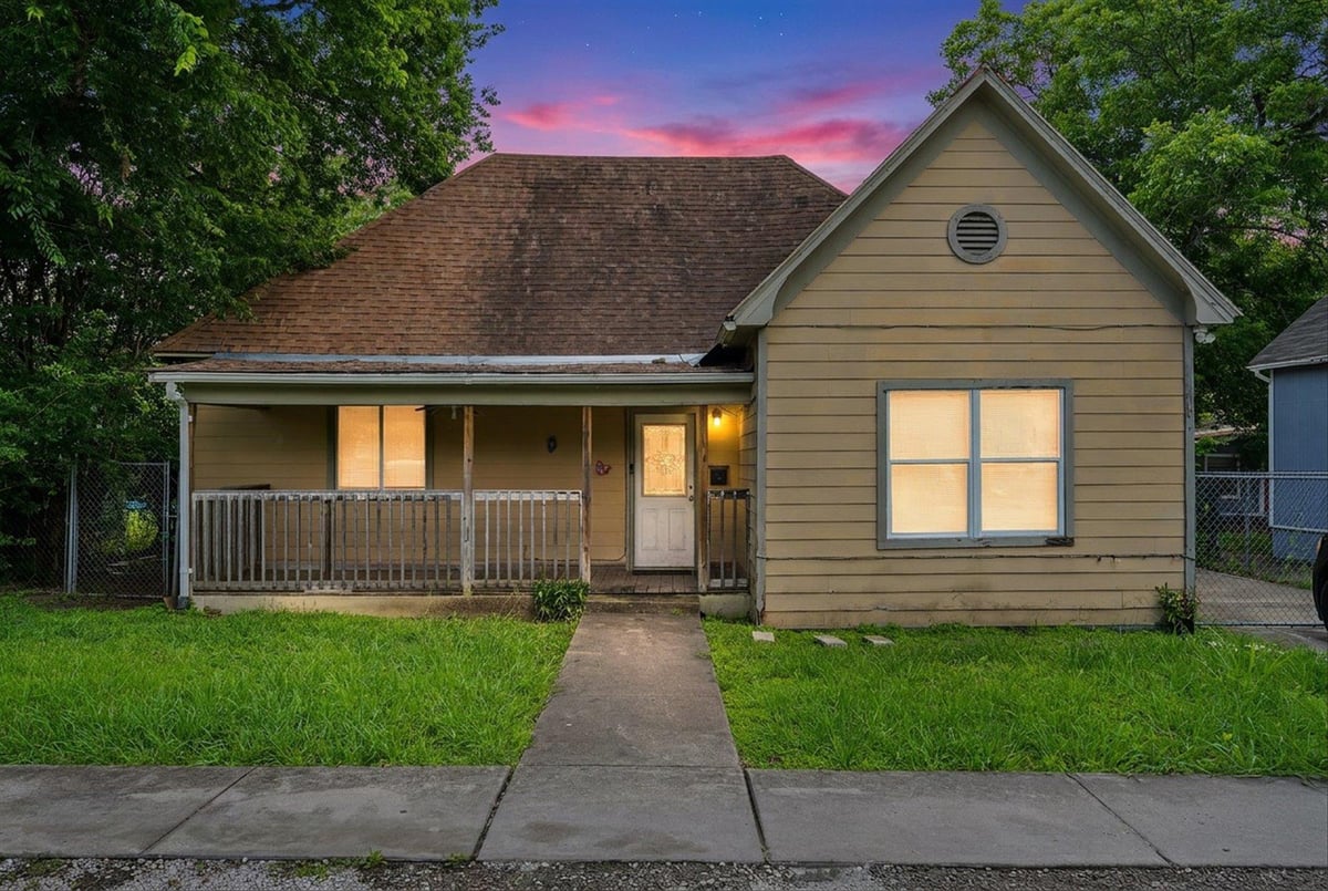 909 W 3rd ST - front exterior - Luxury home in Doak Add, Taylor, TX