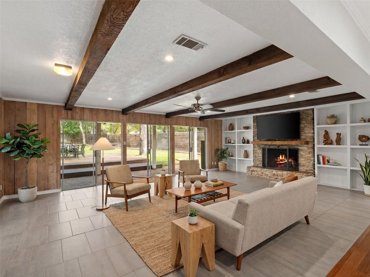 Living area at 91 Ohio Ave - 4 bed 2 bath home
