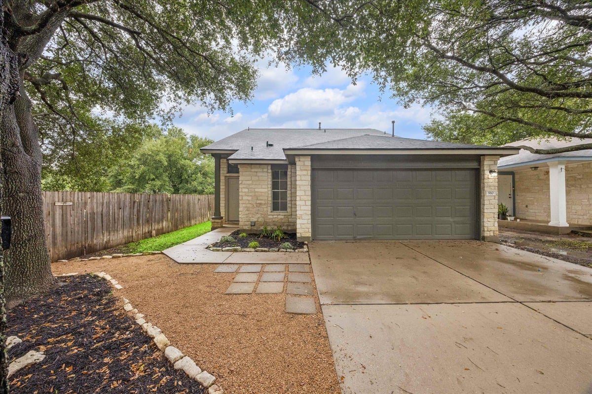 910 Port Daniel DR - front exterior - Luxury home in Block House Crk Ph F Sec 01, Leander, TX