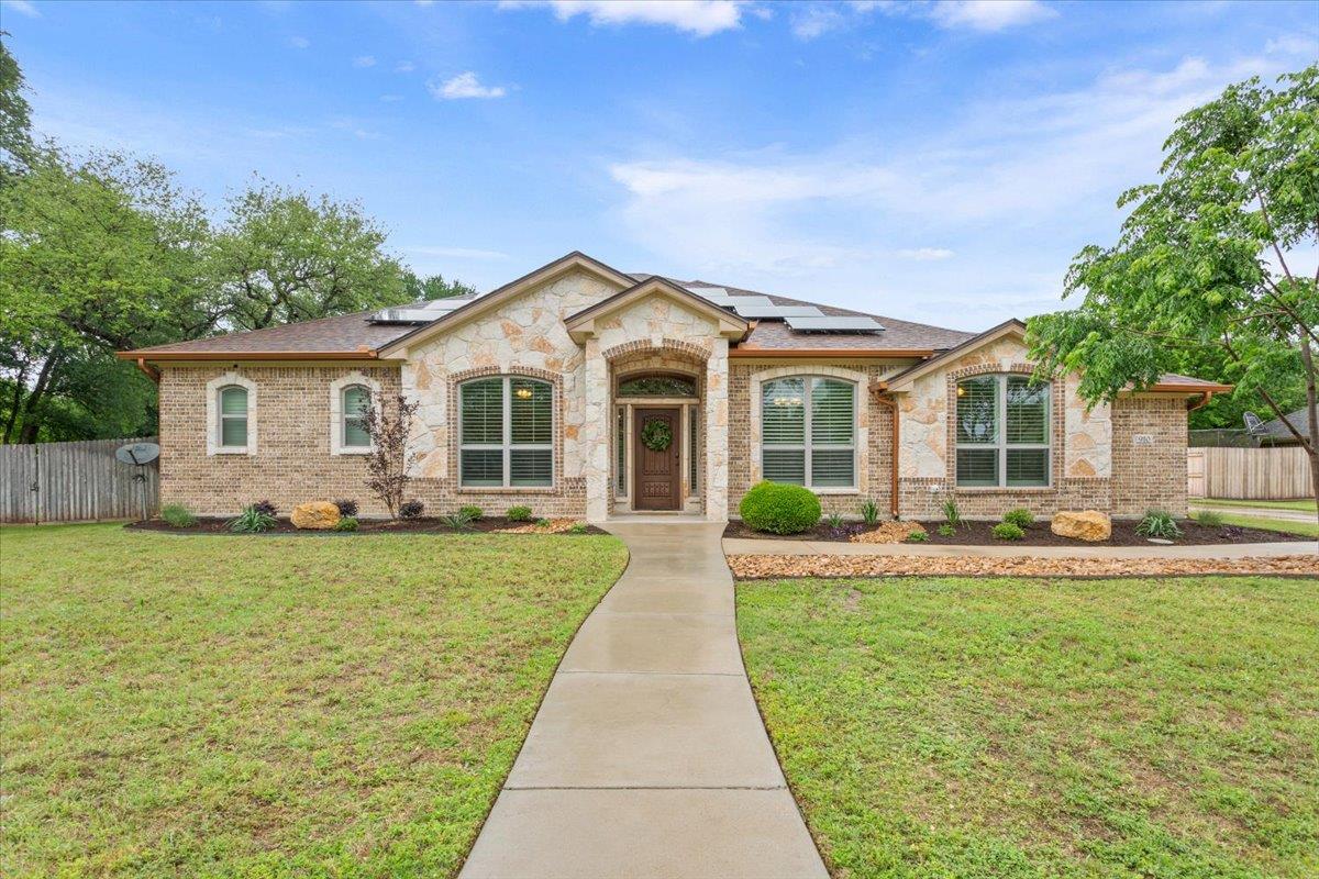 Living area at 910 Ridgeoak Dr - 4 bed 2 bath home
