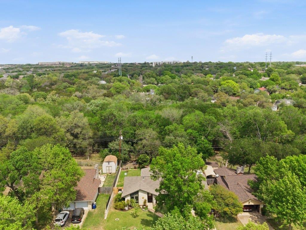 View 910 River Oaks Dr in North Oaks Hillside Sec 03 910 River Oaks Dr - front exterior - Luxury home in North Oaks Hillside Sec 03, Austin, TX