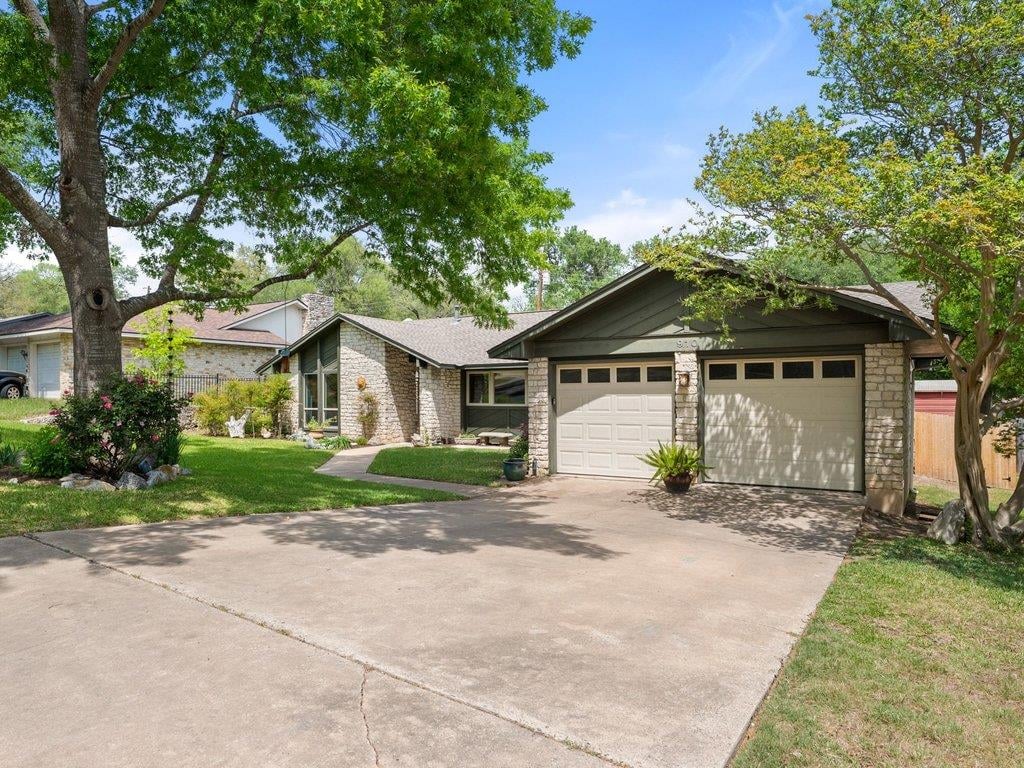 Kitchen at 910 River Oaks Dr - 3 bed 2 bath home