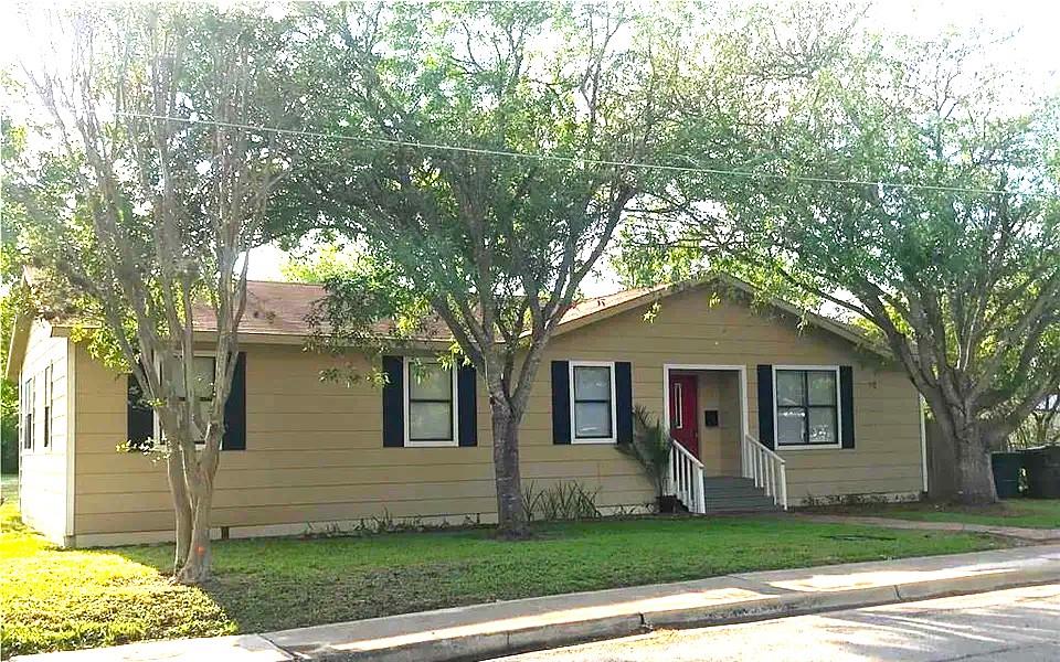 View 911 Brazos St in TRIGG & MERRELL, BLK 1, LOT PT 1 & 18' ABANDONE ST 911 Brazos St - front exterior - Luxury home in TRIGG & MERRELL, BLK 1, LOT PT 1 & 18' ABANDONE ST, Lockhart, TX