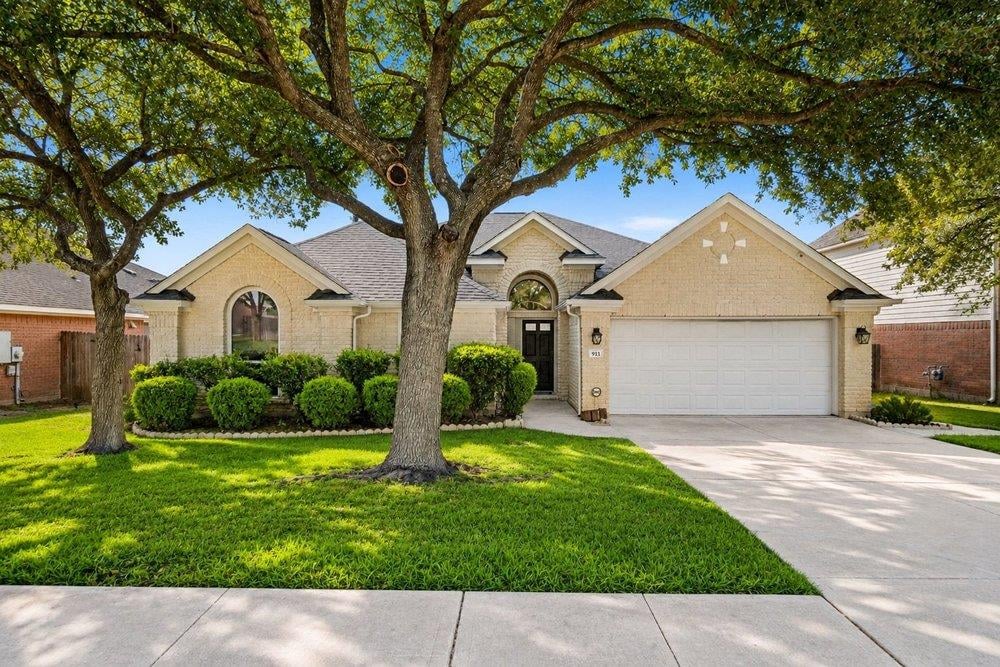 View 911 Indian Run DR in Club At Wells Point Ph A Sec 911 Indian Run DR - property photo 1 - Luxury home in Club At Wells Point Ph A Sec, Pflugerville, TX