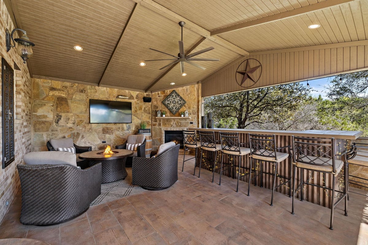 Living area at 911 LINDEN Loop - 3 bed 2 bath home