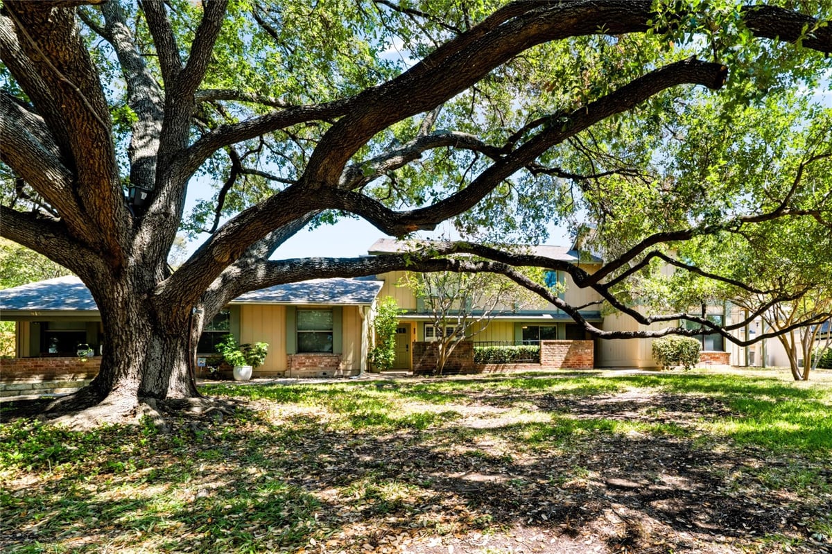 View 911 W Village LN in Park At Quail Creek Sec 02 911 W Village LN - property photo 1 - Luxury home in Park At Quail Creek Sec 02, Austin, TX