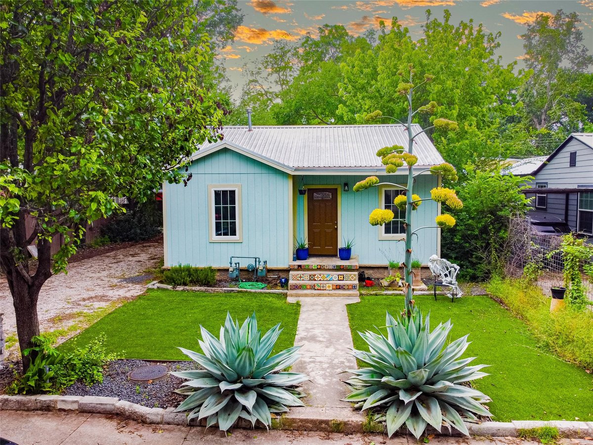 View 912 & 912 1/2 Calle Limon DR in Fischer Gardens 912 & 912 1/2 Calle Limon DR - front exterior - Luxury home in Fischer Gardens, Austin, TX