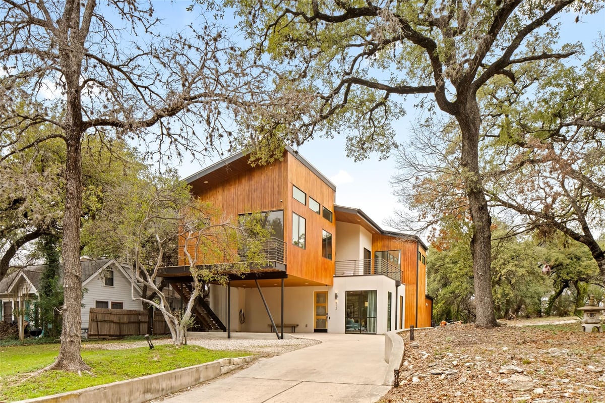 View 912 S 5th ST in Bouldin Creek 912 S 5th ST - property photo 1 - Luxury home in Bouldin Creek, Austin, TX