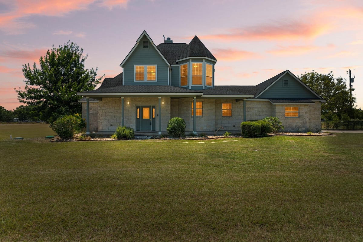 View 913 County Road 220 in Florence Oaks 913 County Road 220 - front exterior - Luxury home in Florence Oaks, Florence, TX