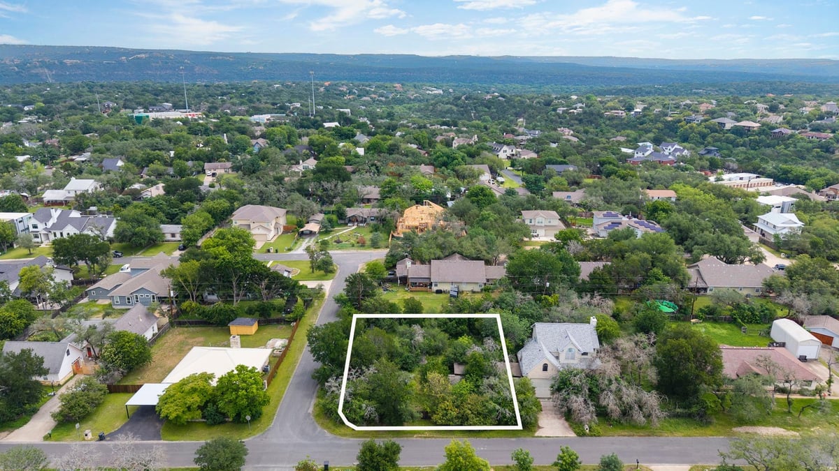 Living area at 913 Lipan Trl - Austin Lake Hills Sec 03, Austin, TX