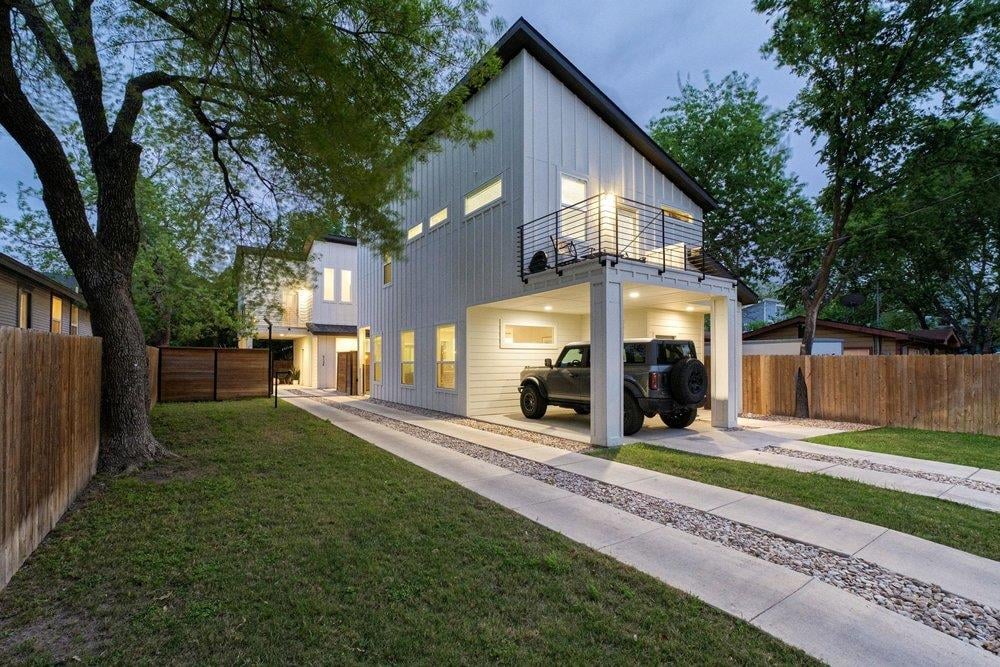 View 913 Valdez St Unit #A & B in Chernosky 16 913 Valdez St Unit #A & B - front exterior - Luxury home in Chernosky 16, Austin, TX