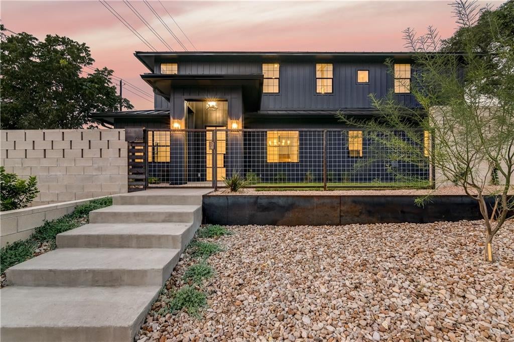 View 914 W Annie St in Bouldin Creek 914 W Annie St - property photo 1 - Luxury home in Bouldin Creek, Austin, TX