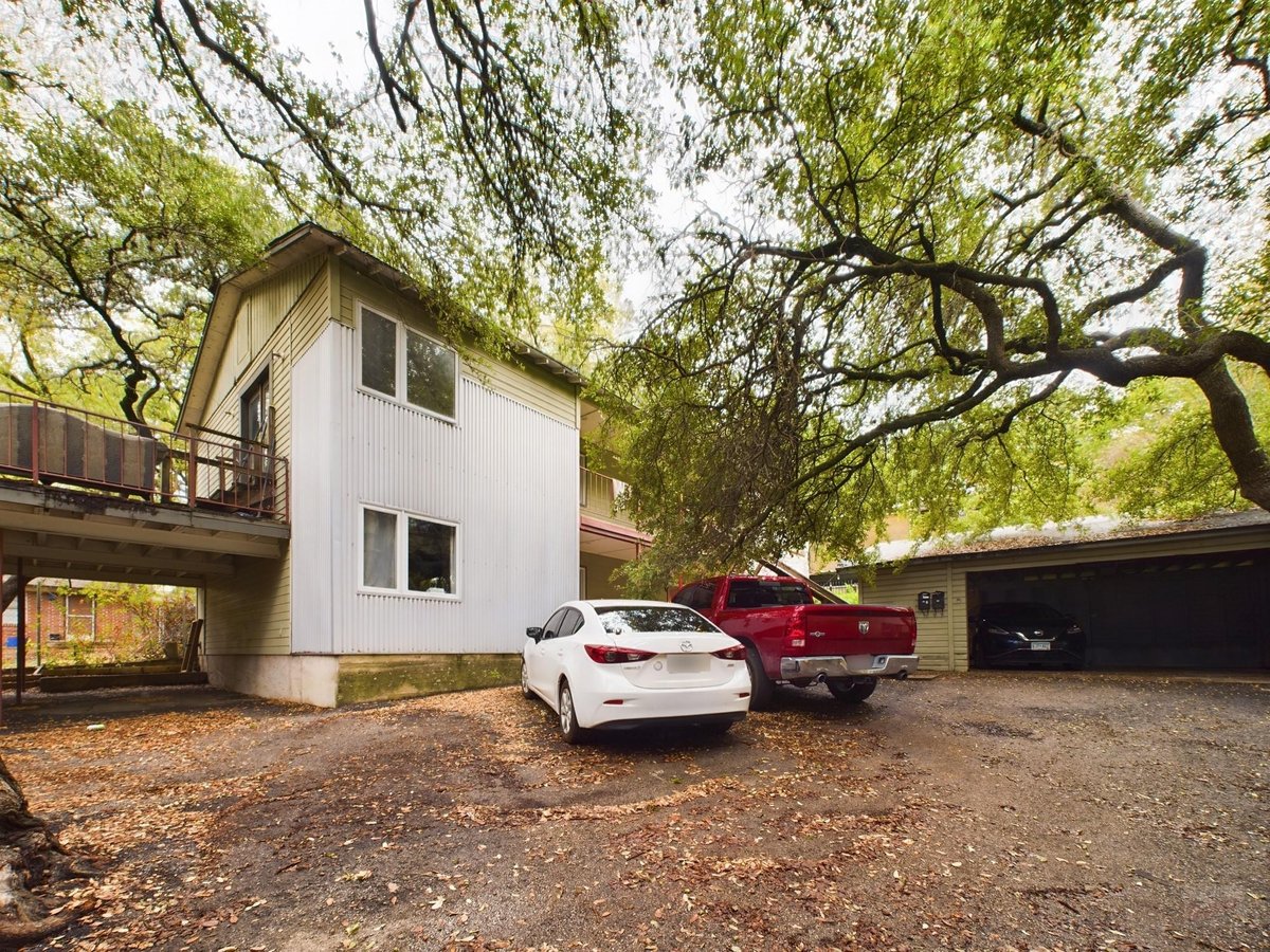 View 915 Keith LN Unit #103 in Hancock Park 915 Keith LN Unit #103 - property photo 1 - Luxury home in Hancock Park, Austin, TX