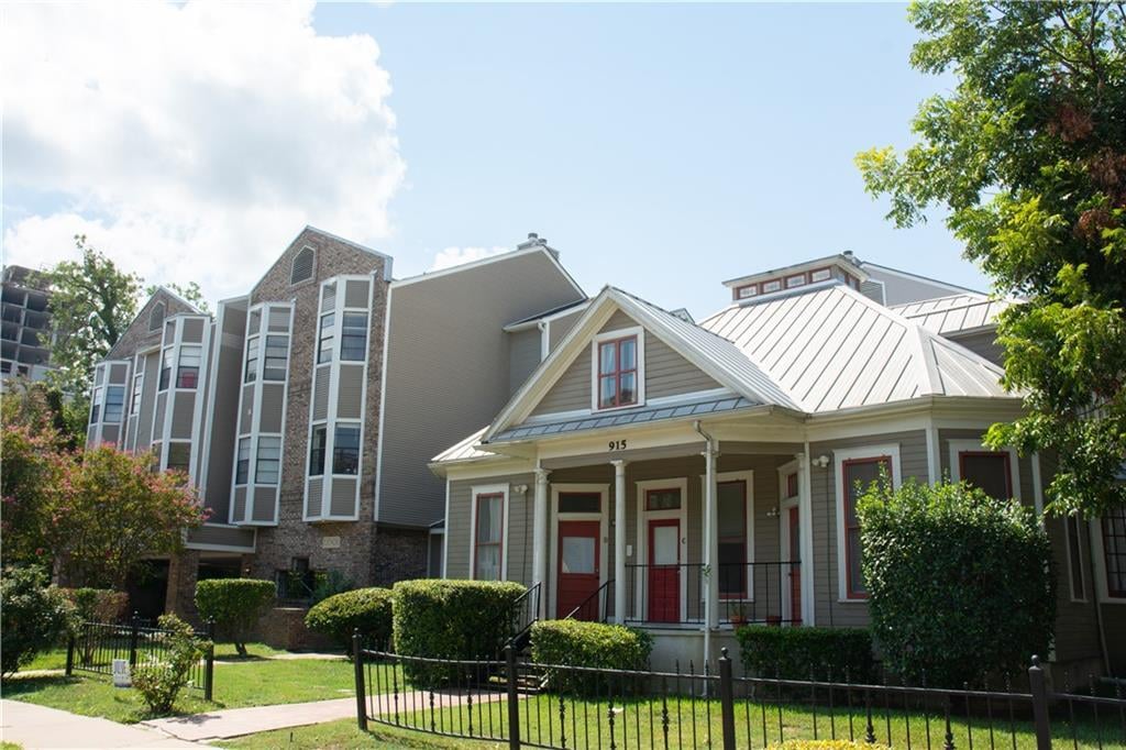 View 915 W 23rd St Unit #208 in Lenox Condo Amd 915 W 23rd St Unit #208 - front exterior - Luxury home in Lenox Condo Amd, Austin, TX
