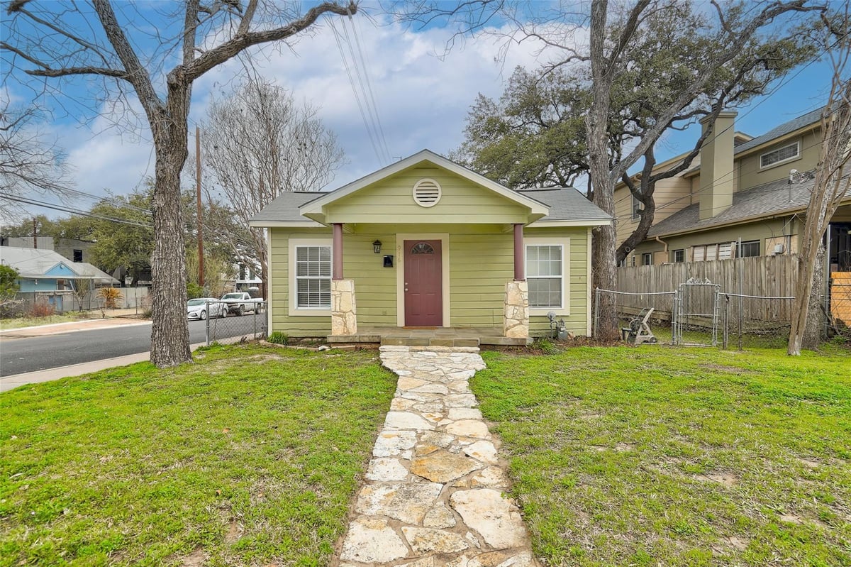 View 916 Jewell ST in Capital Heights 916 Jewell ST - property photo 1 - Luxury home in Capital Heights, Austin, TX