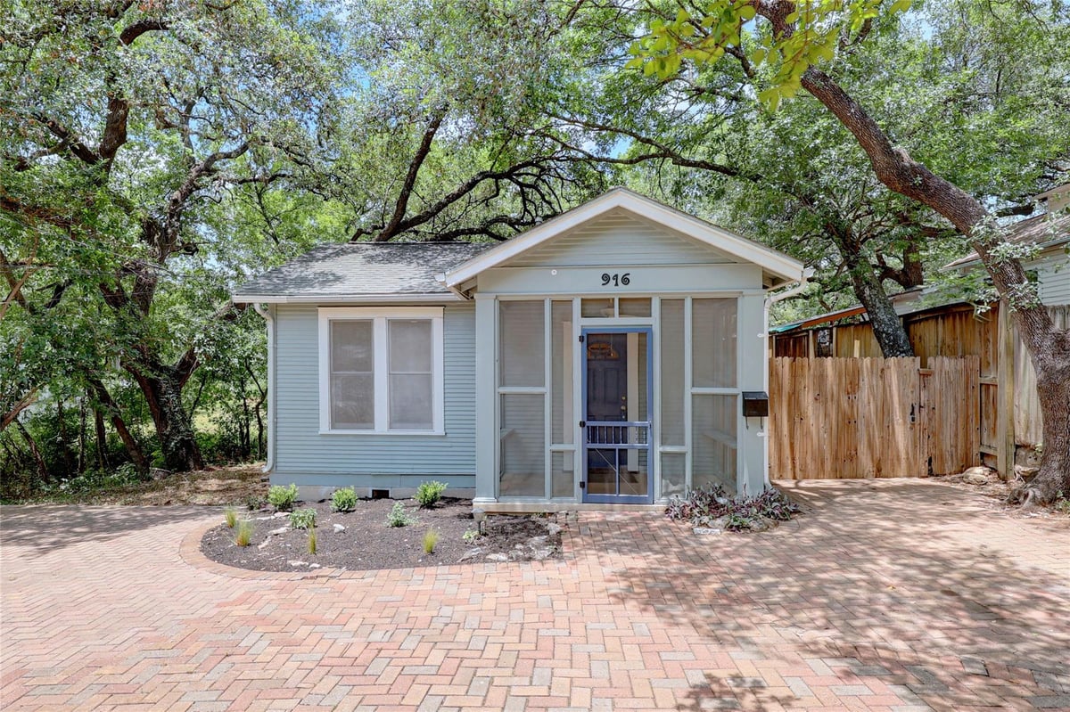 View 916 S 5th ST in Capital Heights 916 S 5th ST - property photo 1 - Luxury home in Capital Heights, Austin, TX