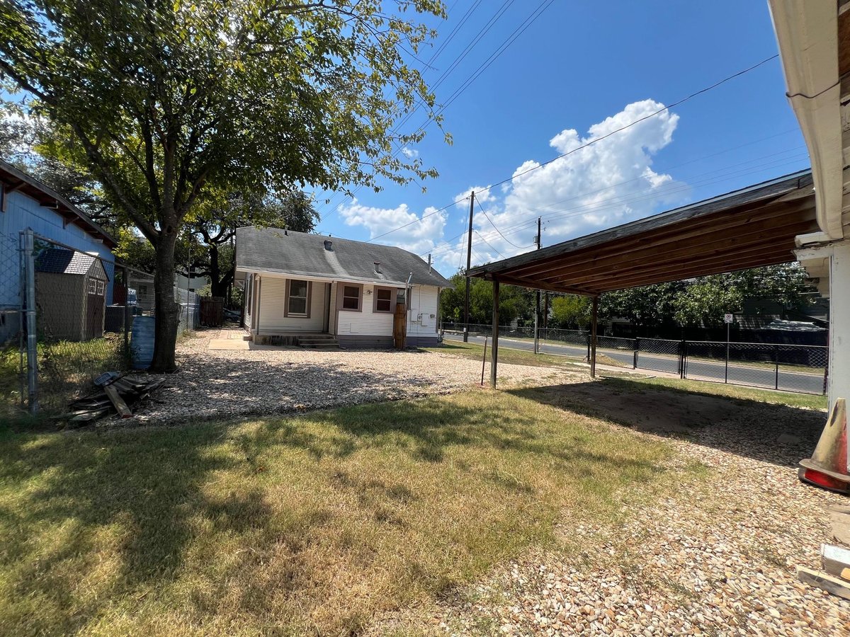 Living area at 916 W Live Oak St W - 2 bed 1 bath home
