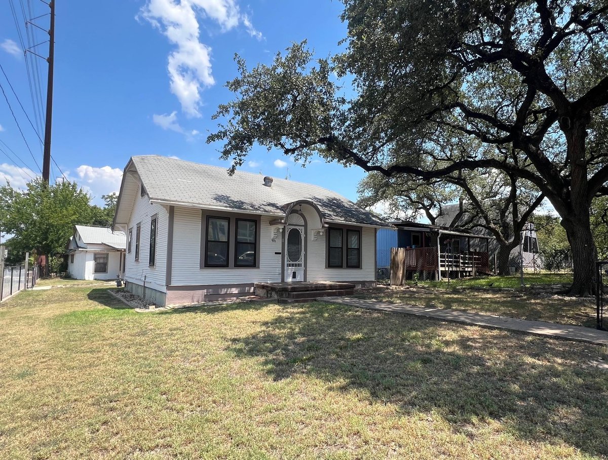 Kitchen at 916 W Live Oak St W - 2 bed 1 bath home