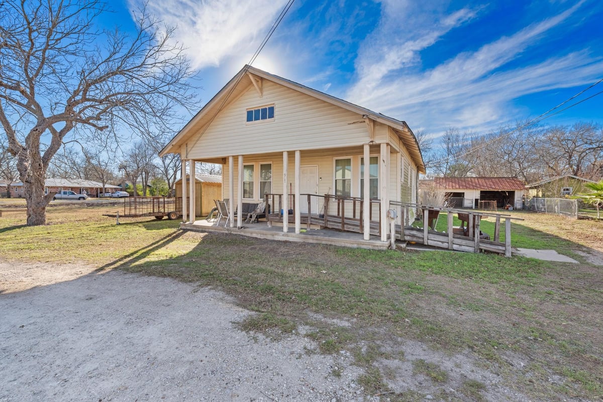 View 917 Trinity St in Trigg & Merrell 917 Trinity St - front exterior - Luxury home in Trigg & Merrell, Lockhart, TX