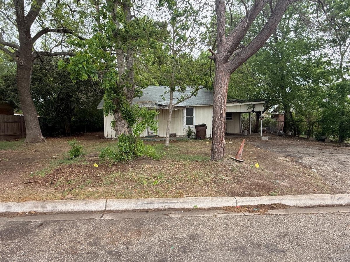 View 918 S Brazos St in Trigg & Merrell 918 S Brazos St - front exterior - Luxury home in Trigg & Merrell, Lockhart, TX