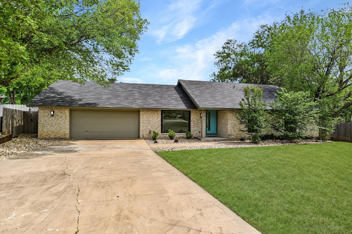 Living area at 9203 Quail Rock Cir - 3 bed 2 bath home