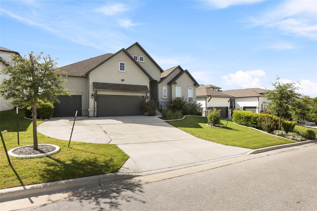 Living area at 921 Trevi Fontana Dr - 4 bed 3 bath home