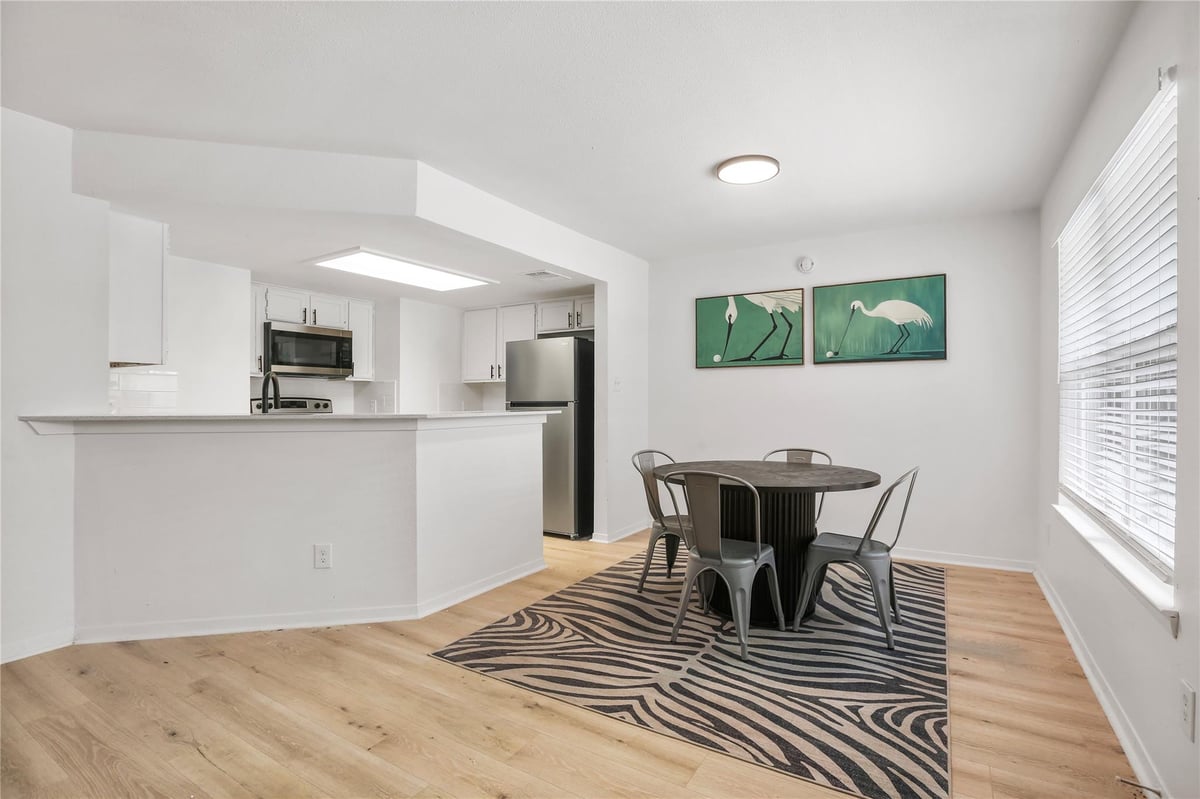 Living area at 923 E 41st St Unit #101 - 1 bed 1 bath home