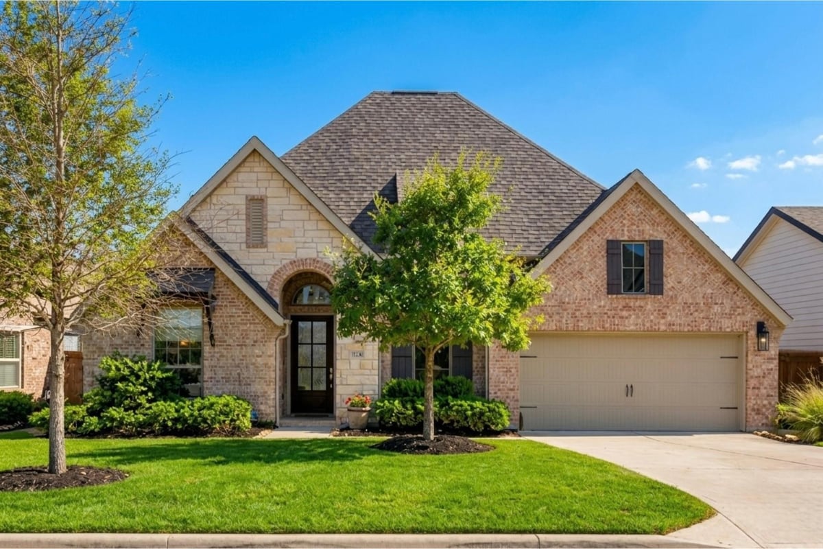 View 924 Hornsby Holw in Bryson Ph 3 Sec 2 924 Hornsby Holw - front exterior - Luxury home in Bryson Ph 3 Sec 2, Leander, TX