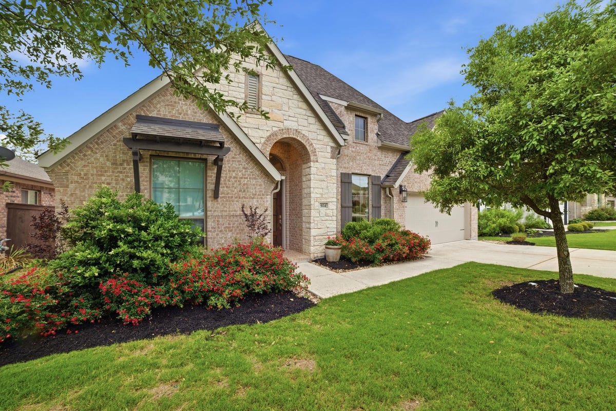 Living area at 924 Hornsby Holw - 4 bed 3 bath home
