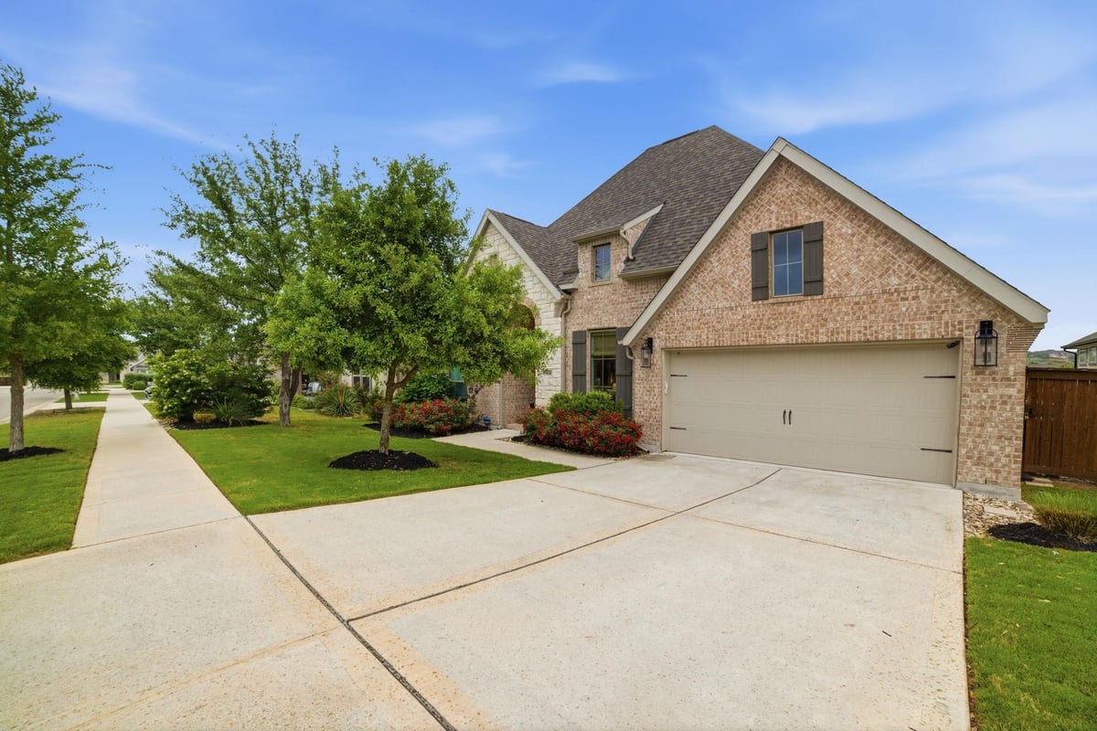 Kitchen at 924 Hornsby Holw - 4 bed 3 bath home