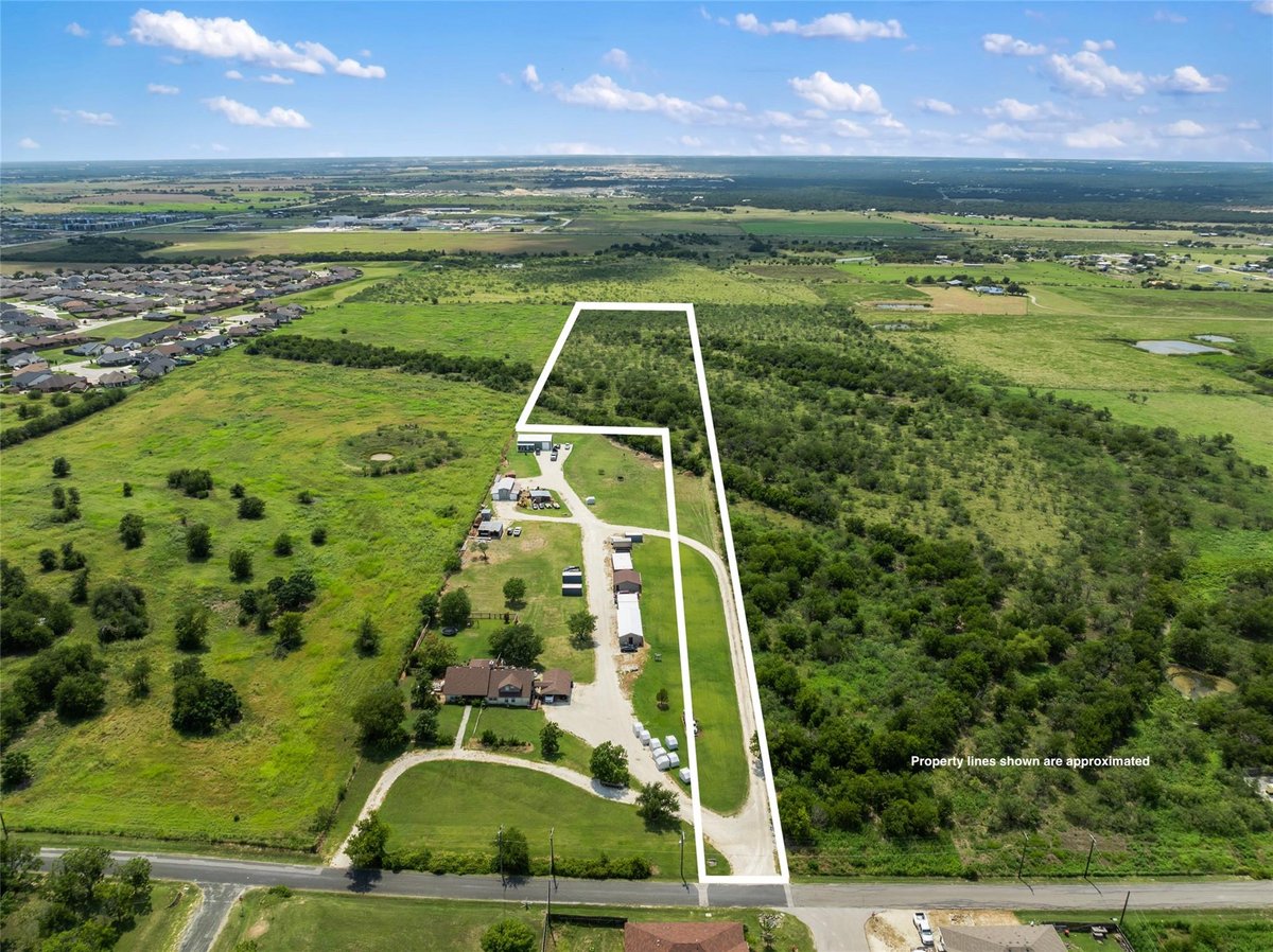 View 925 N 1st St in na 925 N 1st St - front exterior - Luxury lot in na, Jarrell, TX