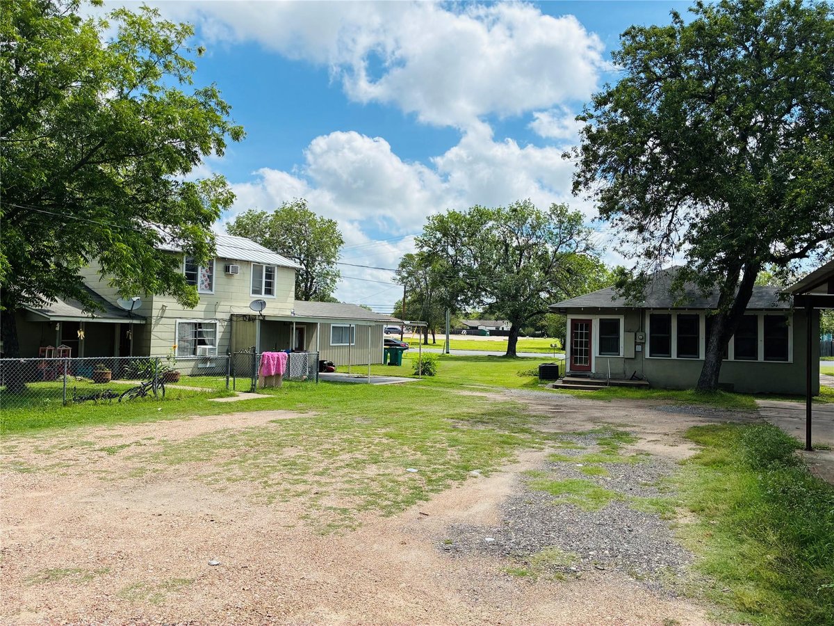 View 927937 N Franklin ST in Kapler 927937 N Franklin ST - front exterior - Luxury home in Kapler, La Grange, TX
