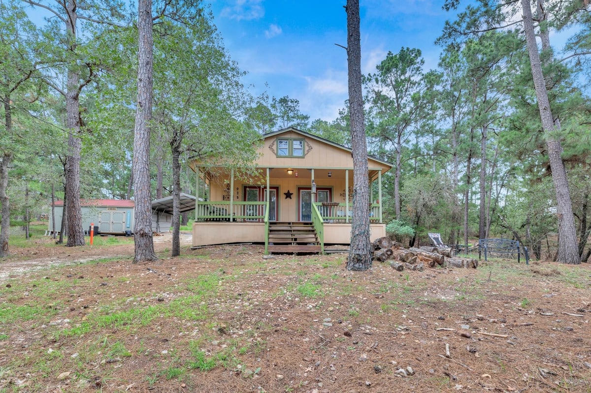 View 928 Moccasin Trl in Clear Lake Pines - Sec 3 928 Moccasin Trl - front exterior - Luxury home in Clear Lake Pines - Sec 3, La Grange, TX
