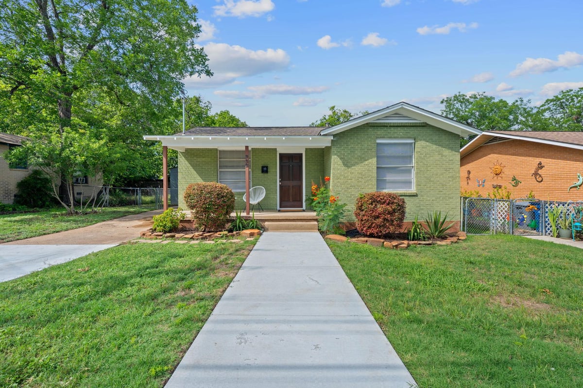 View 932 E 53 1/2 St in Hill 932 E 53 1/2 St - front exterior - Luxury home in Hill, Austin, TX