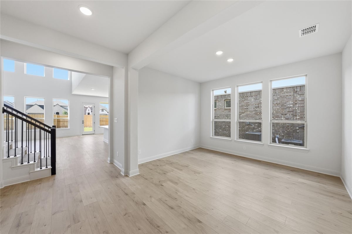 Living area at 933  Sunny Ridge Dr - 6 bed 4 bath home