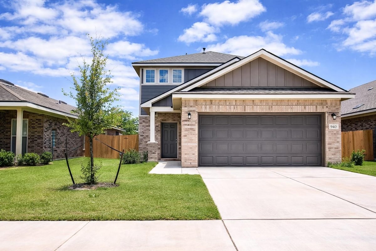 940 Paddock LN - front exterior - Luxury home in Saddlecreek Ph 9, Georgetown, TX