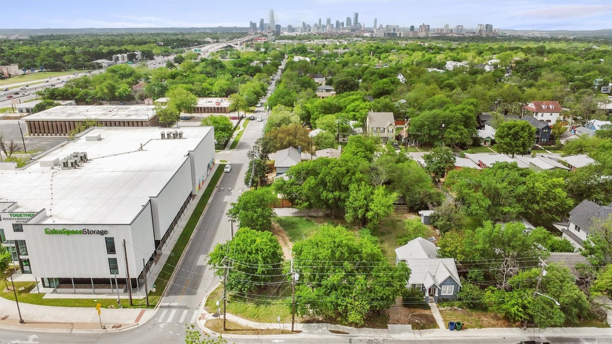 Living area at 945 E 51st St - Ridgetop, Austin, TX