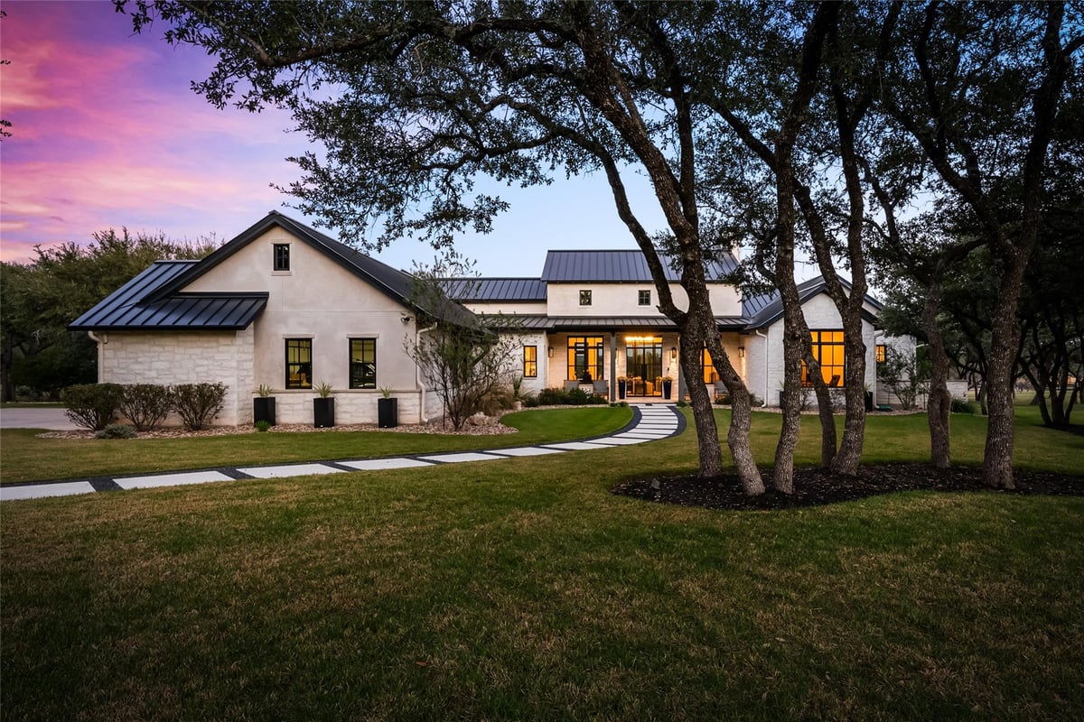945 Rivercliff Dr - front exterior - Luxury home in Rivercliff HOA, Spicewood, TX