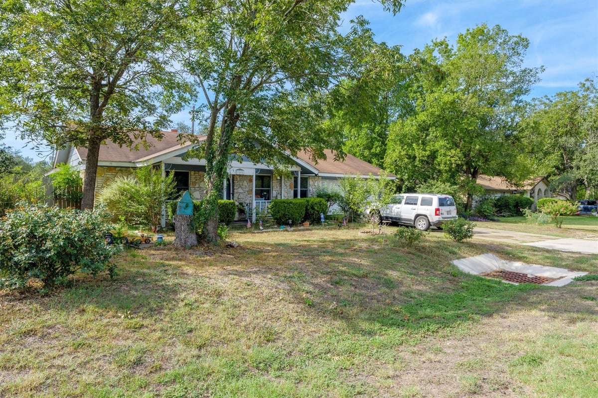 View 9505 Eddystone ST in Jolly Oaks Ph 1 9505 Eddystone ST - property photo 1 - Luxury home in Jolly Oaks Ph 1, Austin, TX