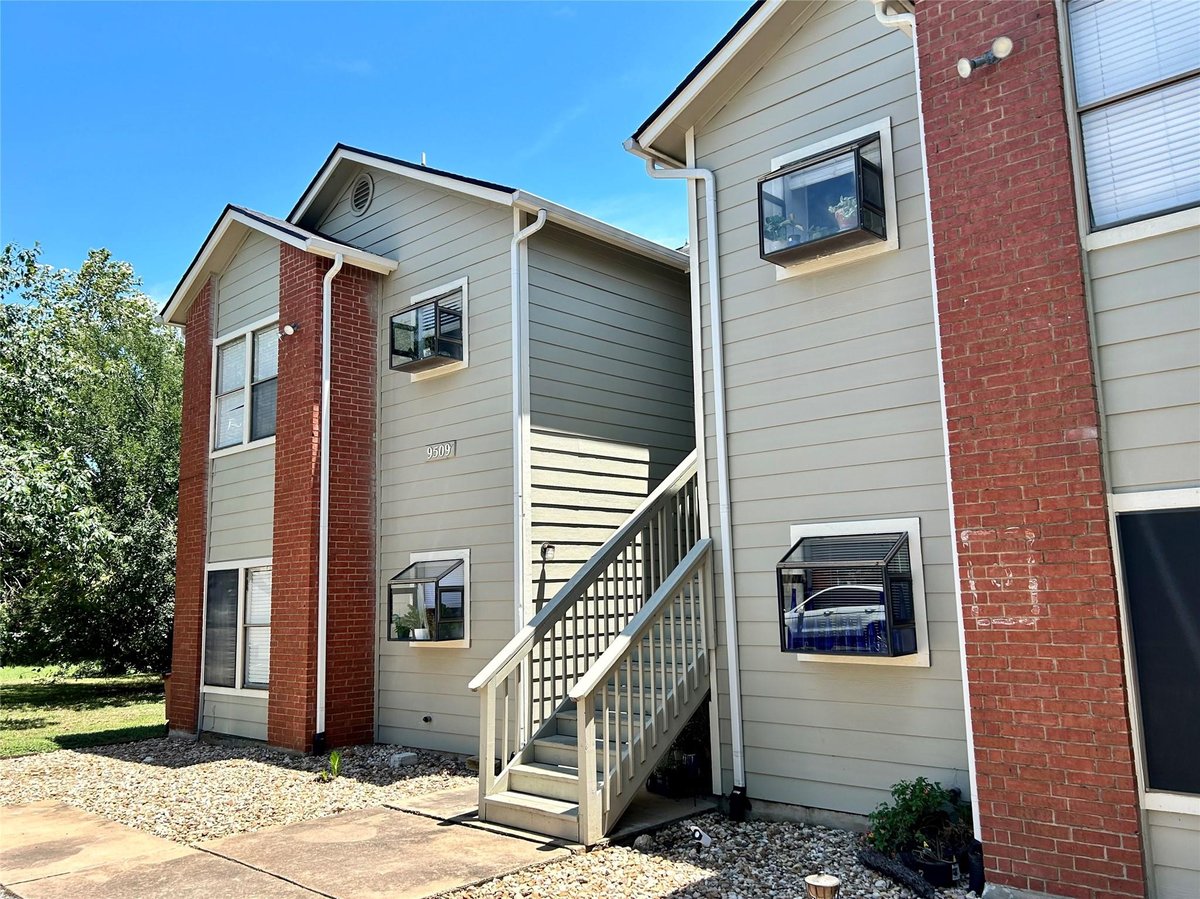 Living area at 9509 Kempler Dr - Tanglewood Forest Sec 01 Ph C, Austin, TX